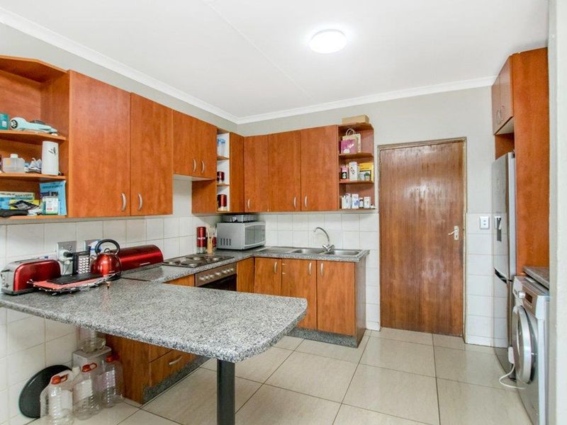 Neat 2 bedroom 1 bathroom unit for sale in Honey Park Roodepoort - Photo 6