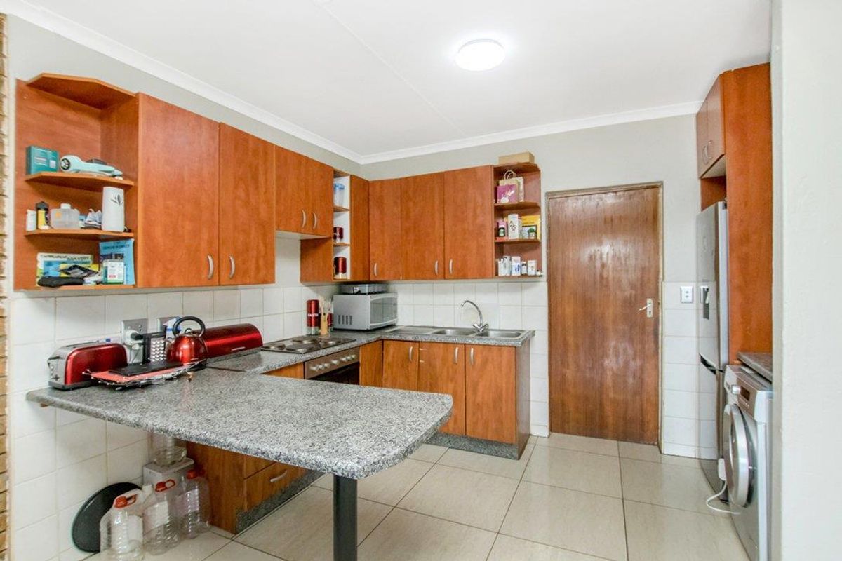 Neat 2 bedroom 1 bathroom unit for sale in Honey Park Roodepoort - Photo 3