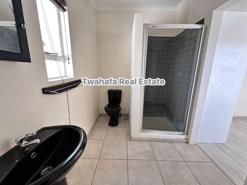 Spacious home - Photo 2