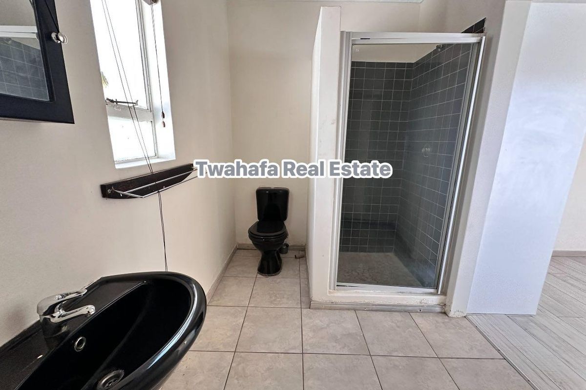 Spacious home - Photo 2