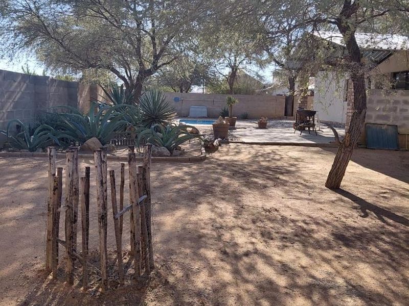 Neat Family Home - Photo 4