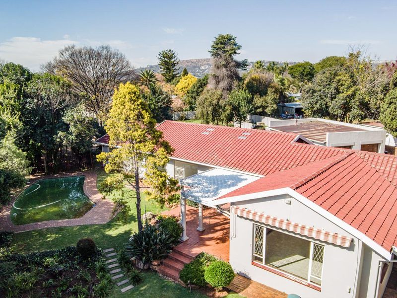 Spacious 4 Bedroom Family Home with Exceptional Living Areas in Fairland - Photo 1