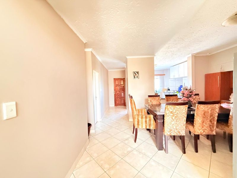 Luxurious Comfort: Spacious Bedrooms & Inviting Lounge! - Photo 5