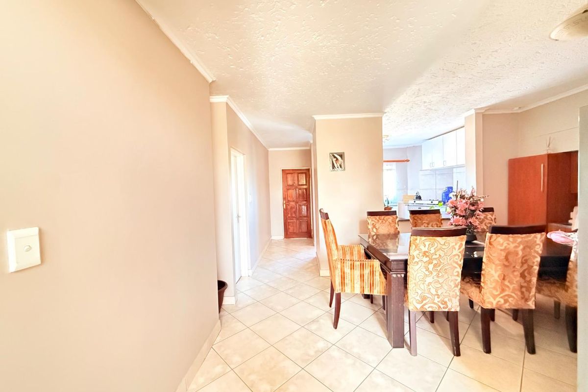 Luxurious Comfort: Spacious Bedrooms & Inviting Lounge! - Photo 5