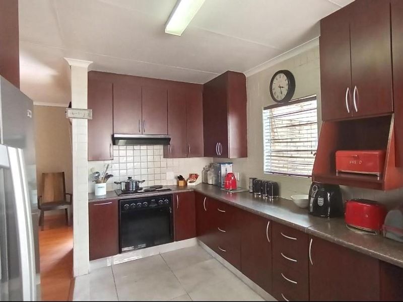 Charming Cluster Home - Photo 9