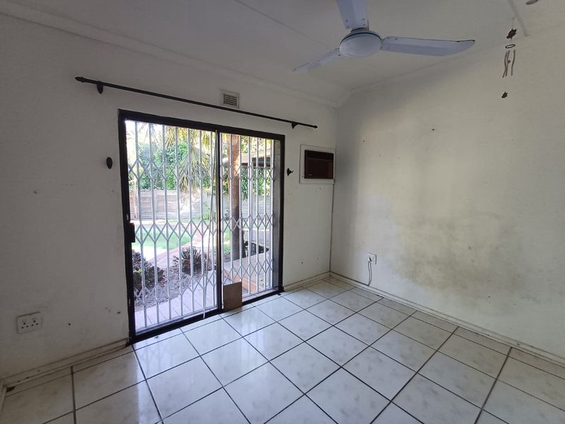 Spacious Three-Bedroom Home with Granny Flat, Pool, and Pet-Friendly Features in Arboretum - Photo 8