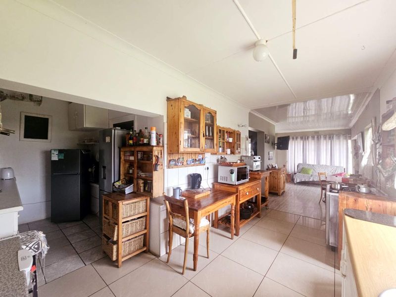 **Charming Two-Bedroom, Two-Bathroom Home with Versatile Living Spaces** - Photo 5