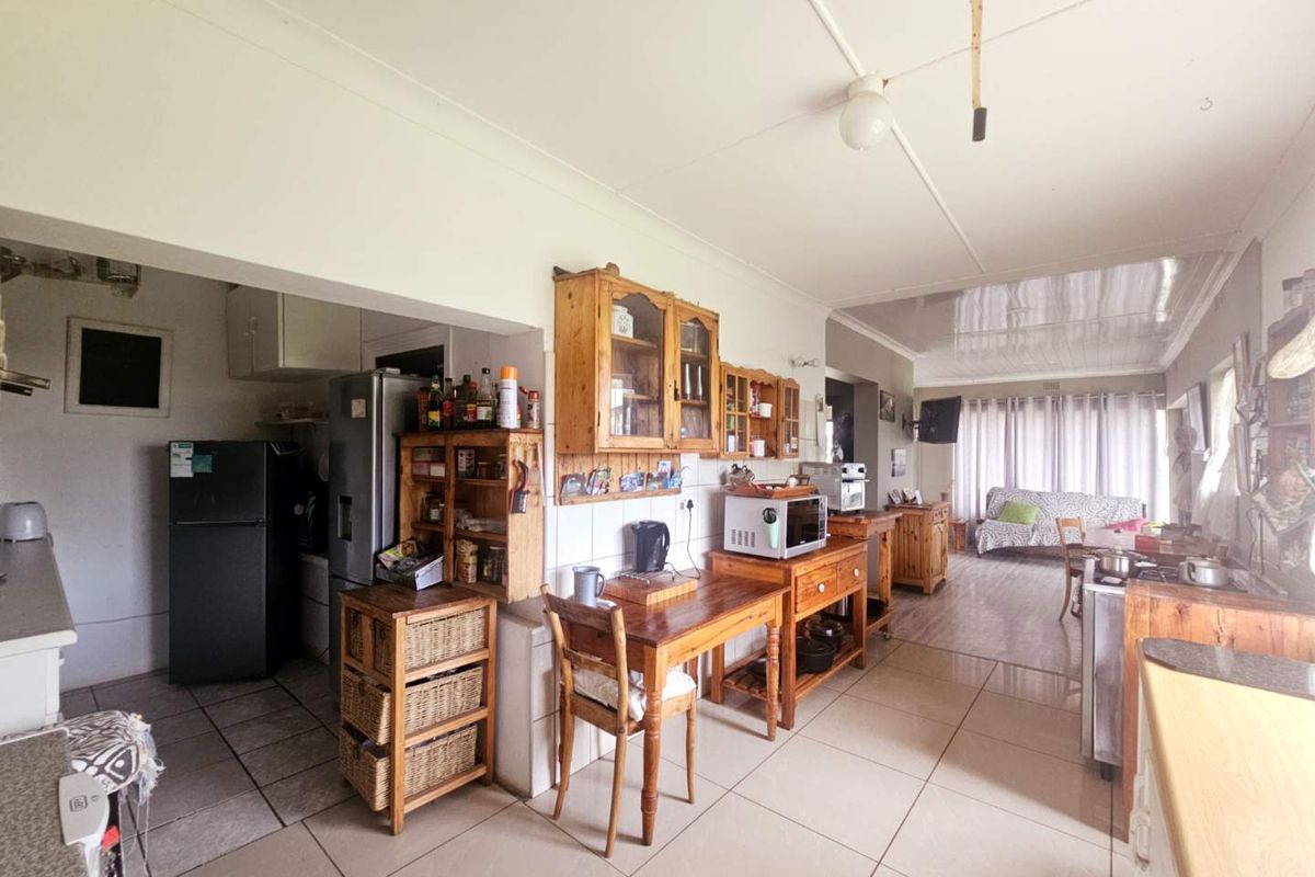 **Charming Two-Bedroom, Two-Bathroom Home with Versatile Living Spaces** - Photo 5