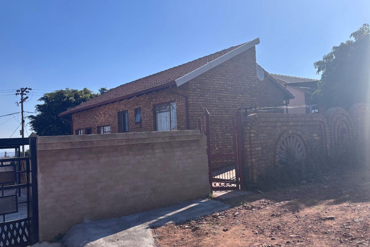 3 BEDROOM FAMILY HOME - Photo 4