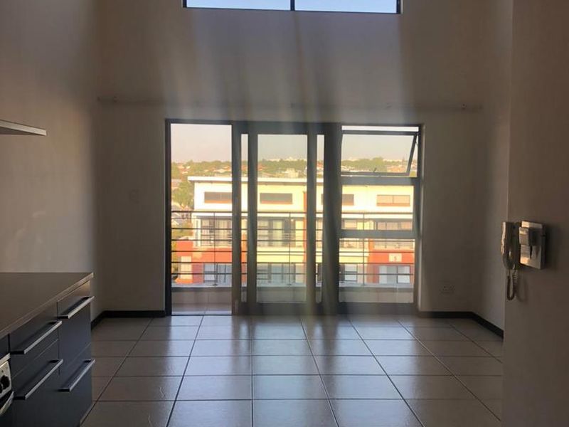 Stunning one bedroom penthouse unit in Strelitzia - Photo 2