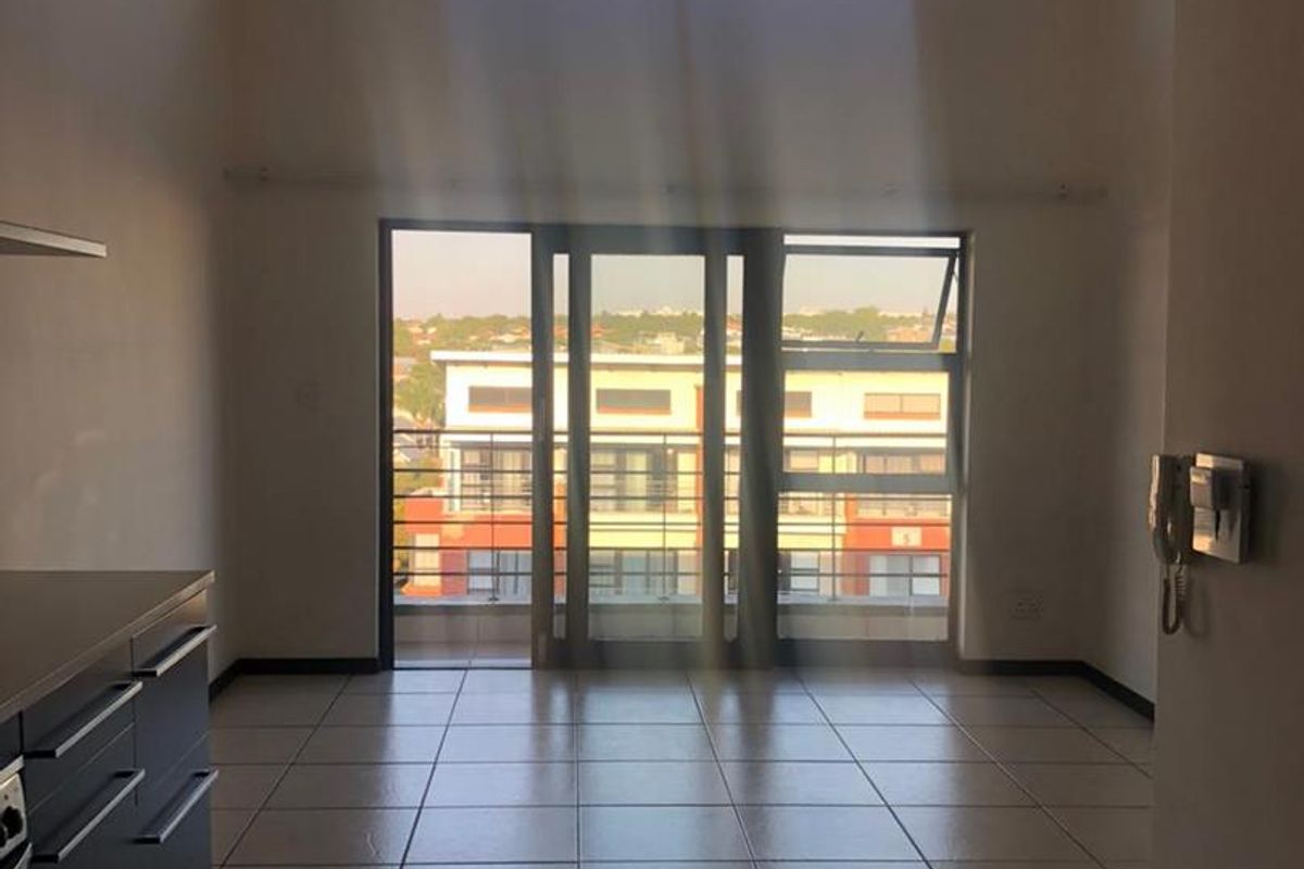 Stunning one bedroom penthouse unit in Strelitzia - Photo 2