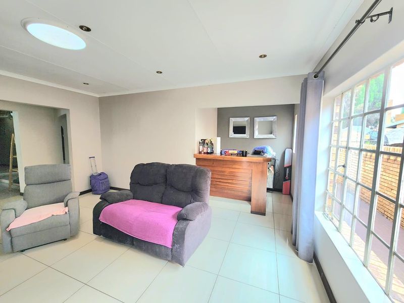 Exclusive Home in Sunward Park - Photo 8