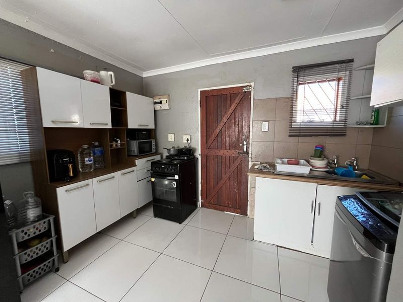 Modernized 3 Bedroom Home with Spacious Yard in Villa Liza - Photo 8