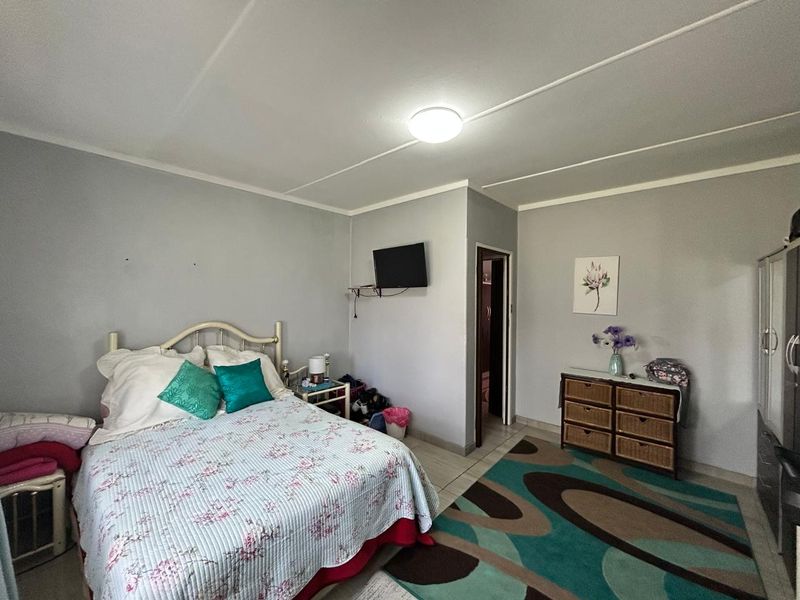 Beautiful Family Home - Photo 5