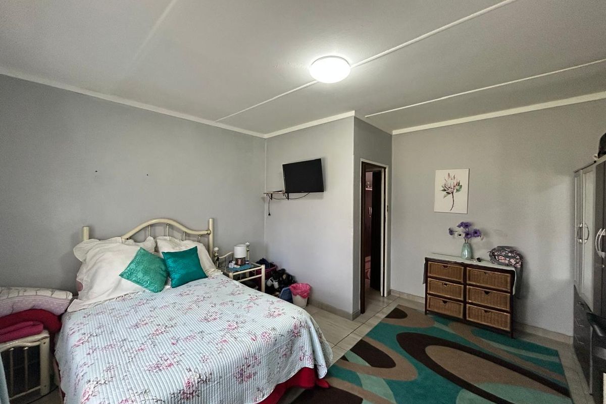 Beautiful Family Home - Photo 5