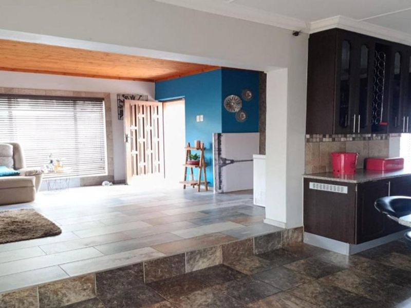 READY TO MOVE IN - Photo 6