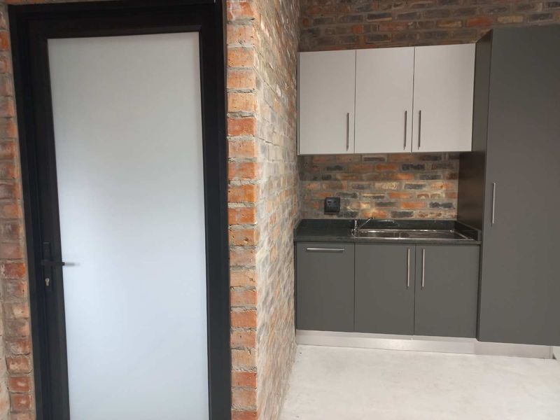 Single level warehouse space, Fairview. Available immediately! - Photo 8