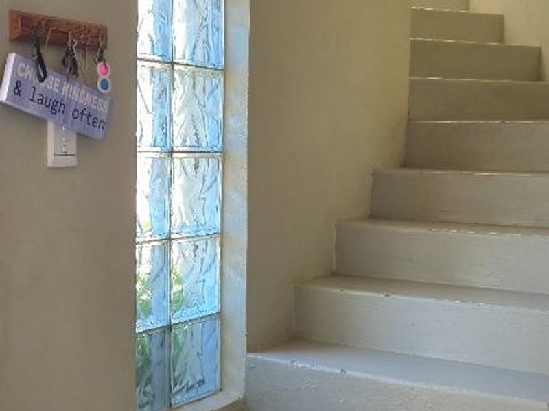 Spacious Coastal Retreat with Sea Views, Enclosed Garden, Pool &amp; Ideal Family - Friendly Living Spaces - Photo 5