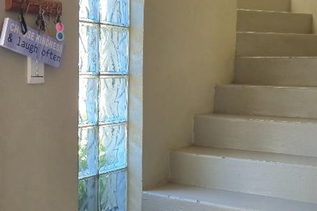 Spacious Coastal Retreat with Sea Views, Enclosed Garden, Pool &amp; Ideal Family - Friendly Living Spaces - Photo 5