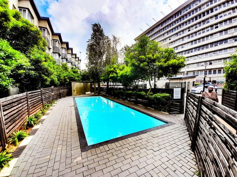 Grasp this ideal investment for student accommodation with substantial rental income! - Photo 2