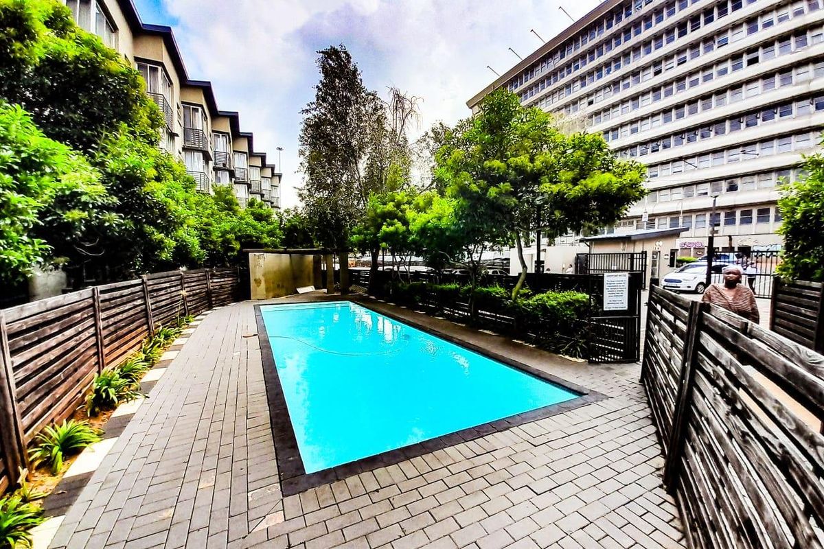 Grasp this ideal investment for student accommodation with substantial rental income! - Photo 2