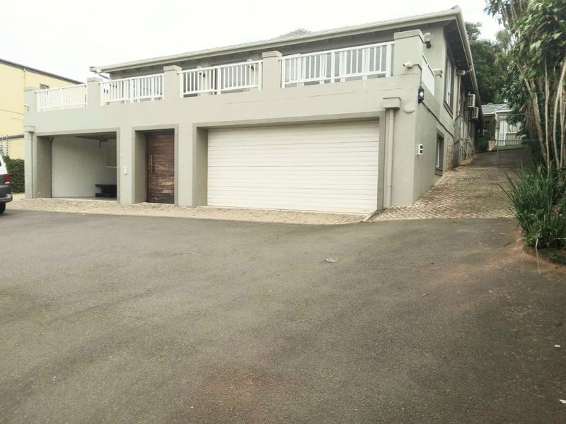 Luxurious 4 bedroom home with flatlet with sea views - Photo 2