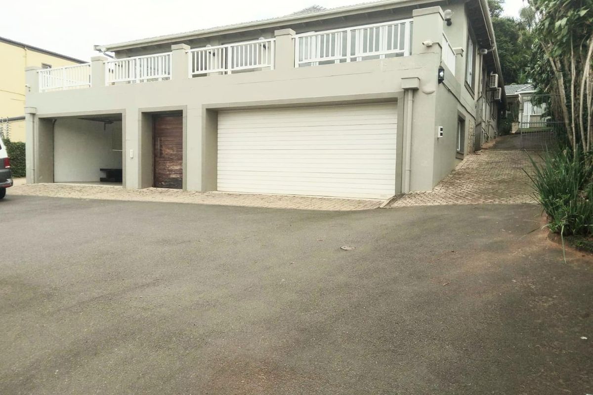 Luxurious 4 bedroom home with flatlet with sea views - Photo 2