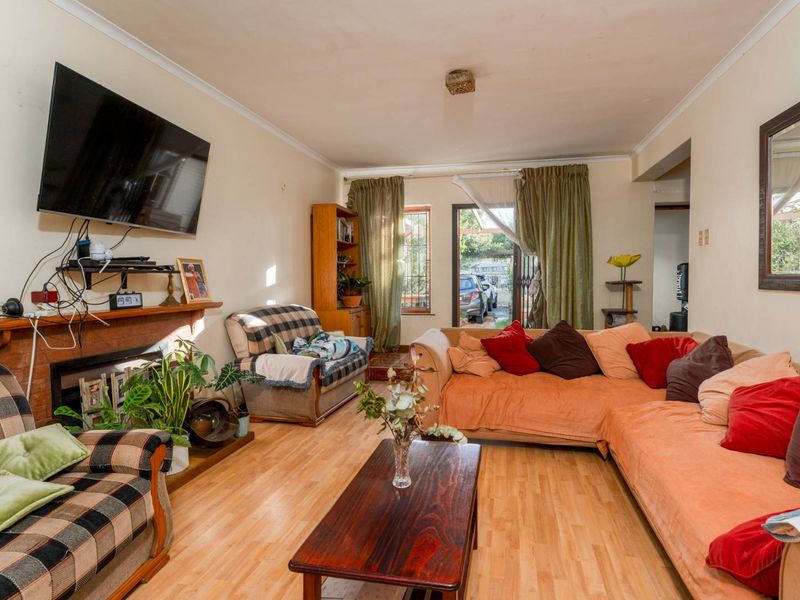 Spacious 6-Bedroom Family Home with Dual-Living Potential in Retreat - Photo 4