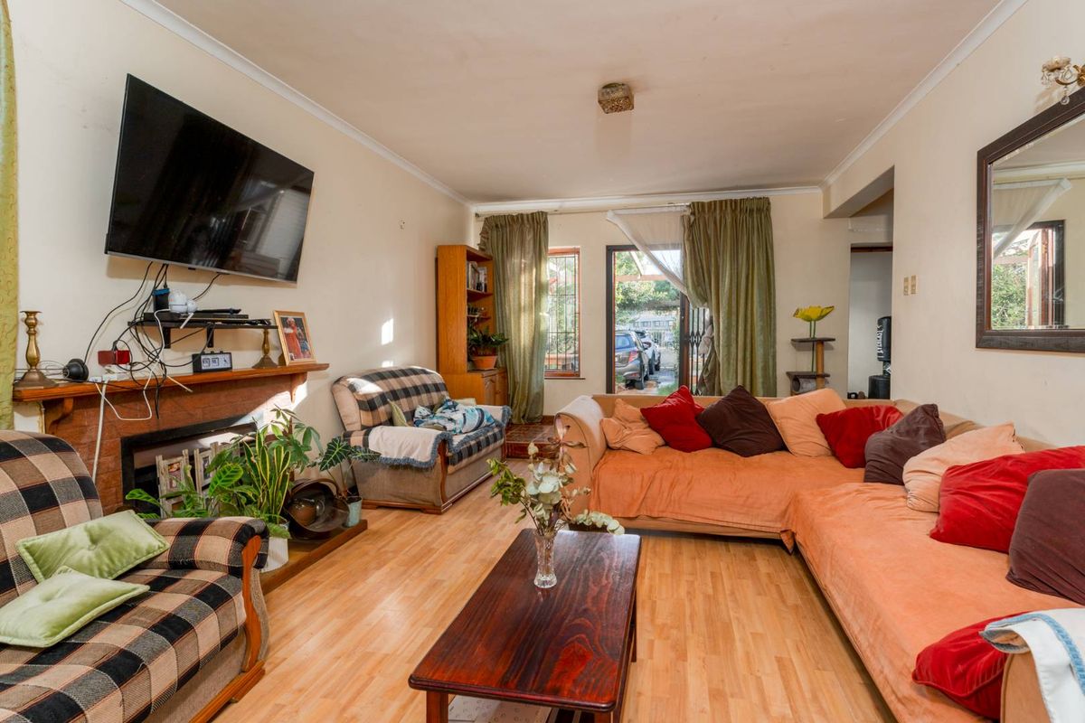 Spacious 6-Bedroom Family Home with Dual-Living Potential in Retreat - Photo 4