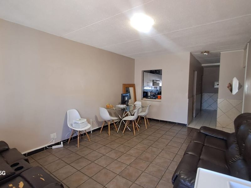 2 Bedroom Groundfloor Apartment with Carport in Secure Complex - Photo 2