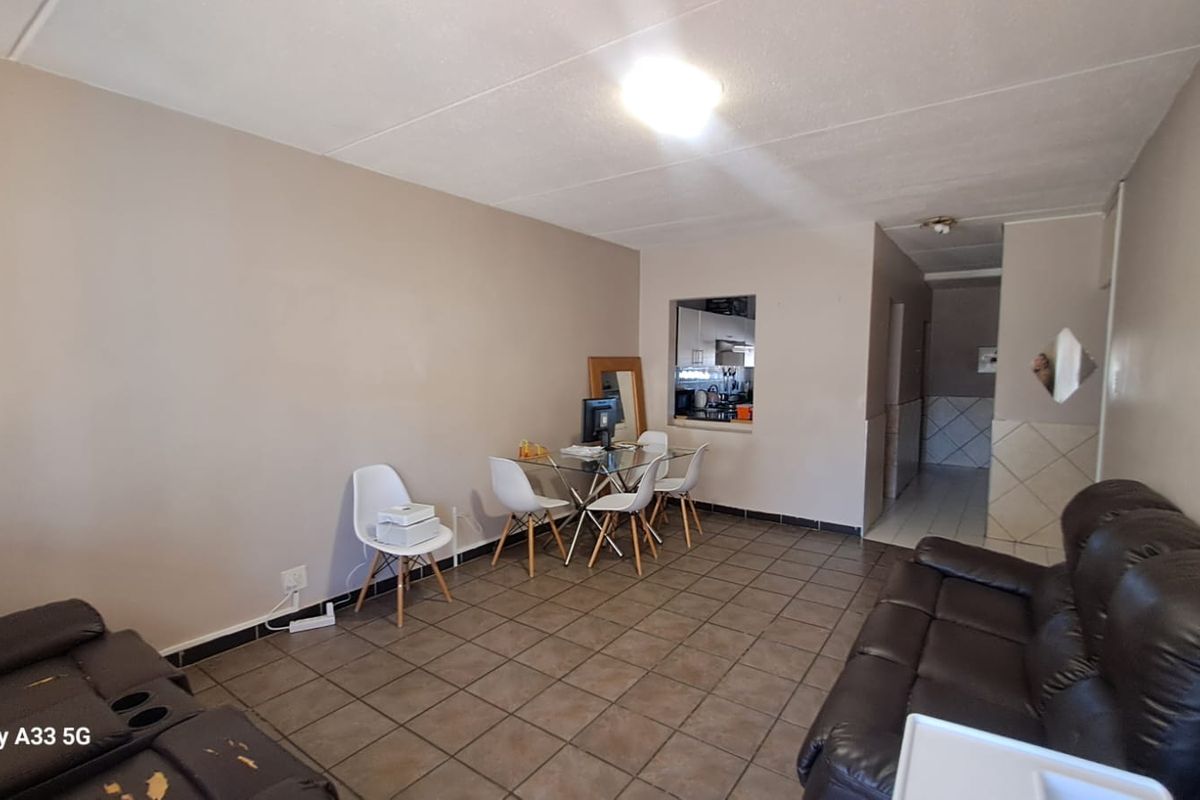 2 Bedroom Groundfloor Apartment with Carport in Secure Complex - Photo 2
