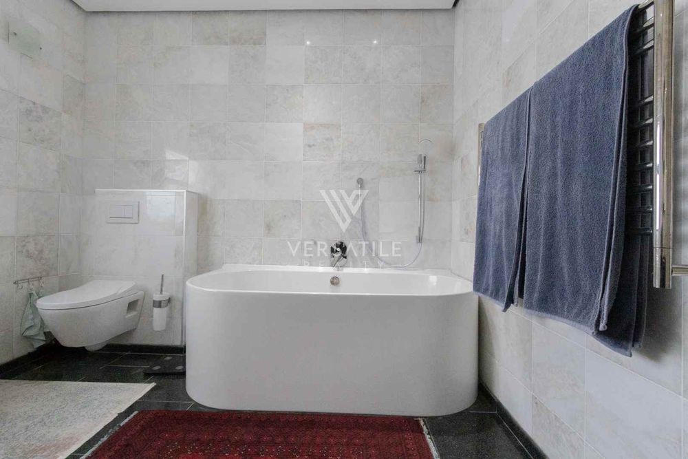 61 - Bath tub and bade toilet