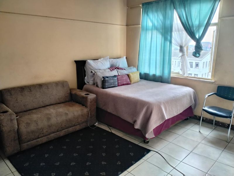 spacious 2 bedroom unit - Photo 3