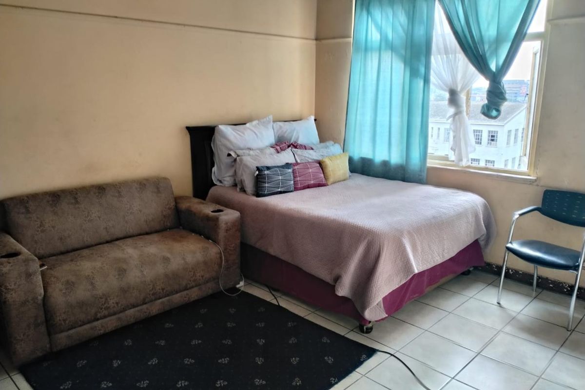 spacious 2 bedroom unit - Photo 3