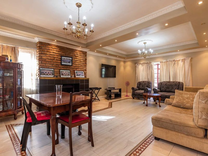 Spacious Family Home in the Heart of Leafy Greenhaven - Photo 3