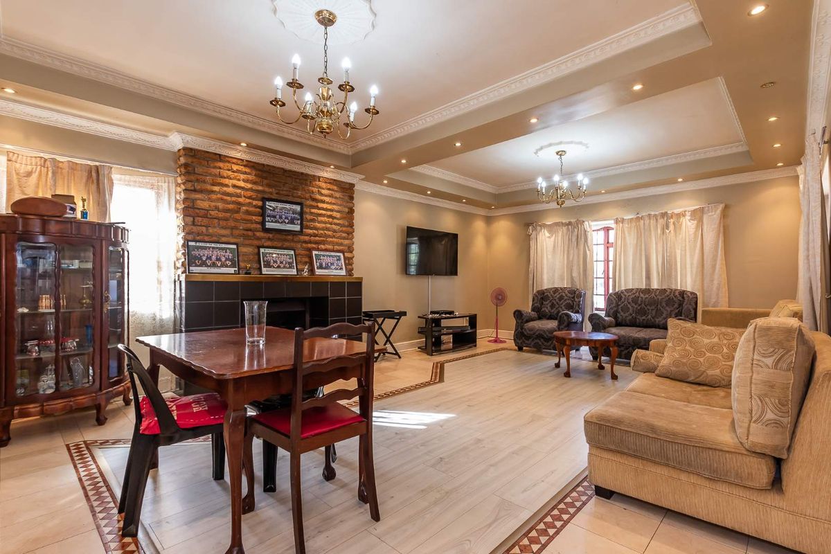 Spacious Family Home in the Heart of Leafy Greenhaven - Photo 3