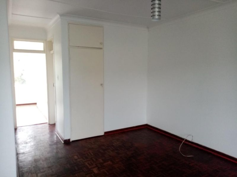 Spacious 2 Bedroom apartment available in Windsor West - Ideal Lock-Up & Go - Photo 5