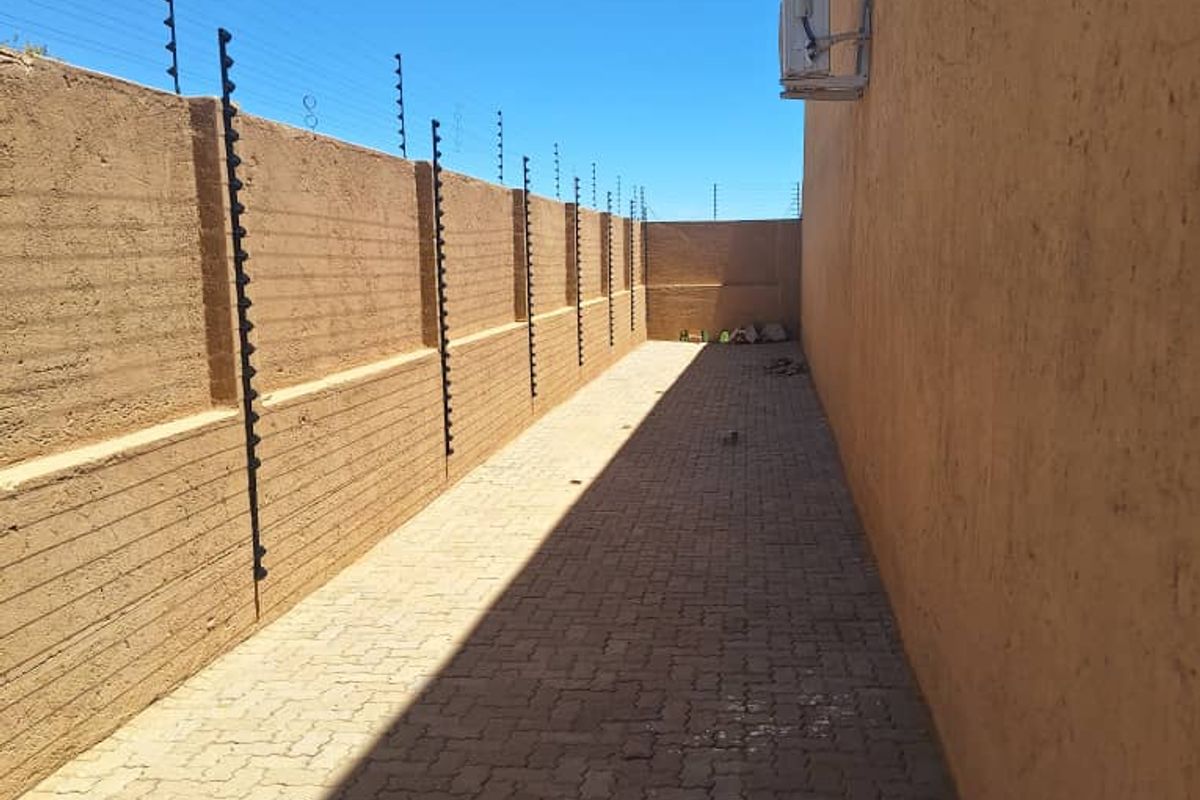 Spacious Warehouse with Office Space and Private Parking - Photo 4