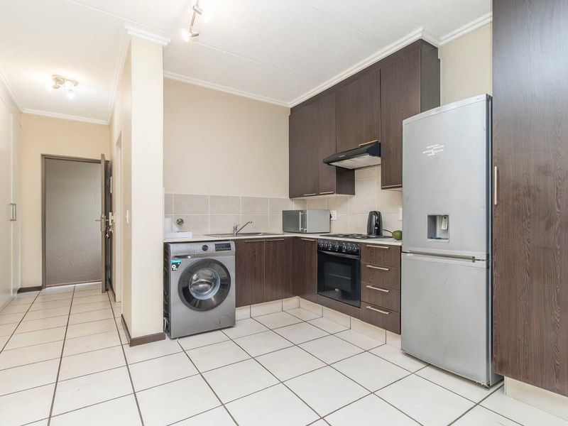 ☀️ Natural Light & Smart Layout - Photo 6