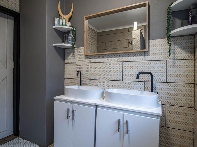 MODERN FAMILY HOME WITH EXTRA-LARGE BEDROOMS, SOLAR & PRIME LOCATION IN VERWOERDPARK - Photo 10