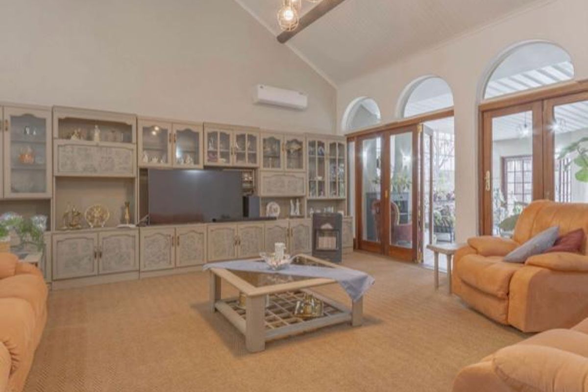 A 4 Bedroom Family Home in Glen Marais - Photo 3