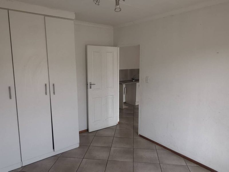 Spacious & Bright: Perfect 2-Bedroom Living - Photo 6