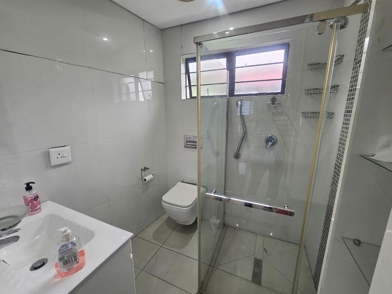 Marine Drive Home Plus Modern Office - Photo 10