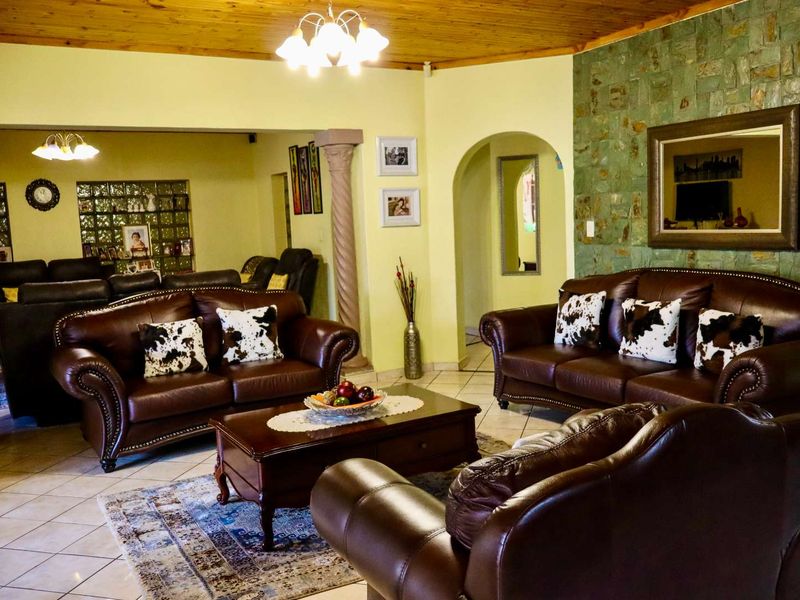 Single-Level 4-Bedroom Family Home with Pool - Photo 3