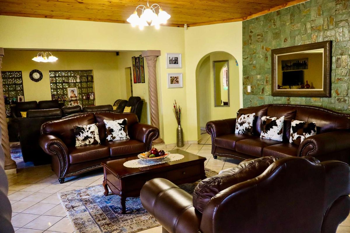 Single-Level 4-Bedroom Family Home with Pool - Photo 3