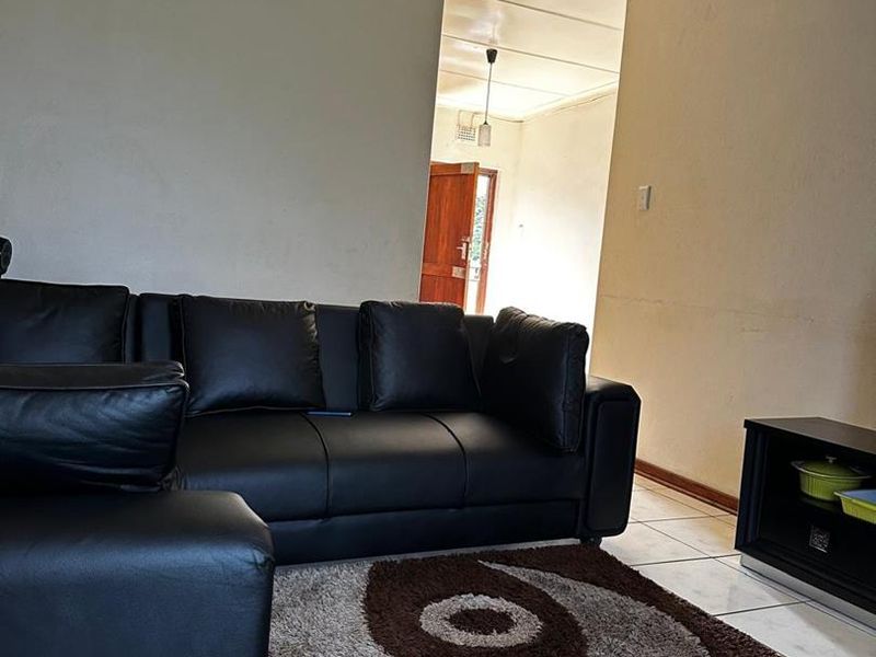Charming 2-Bedroom Apartment in a Secure Complex - Photo 2