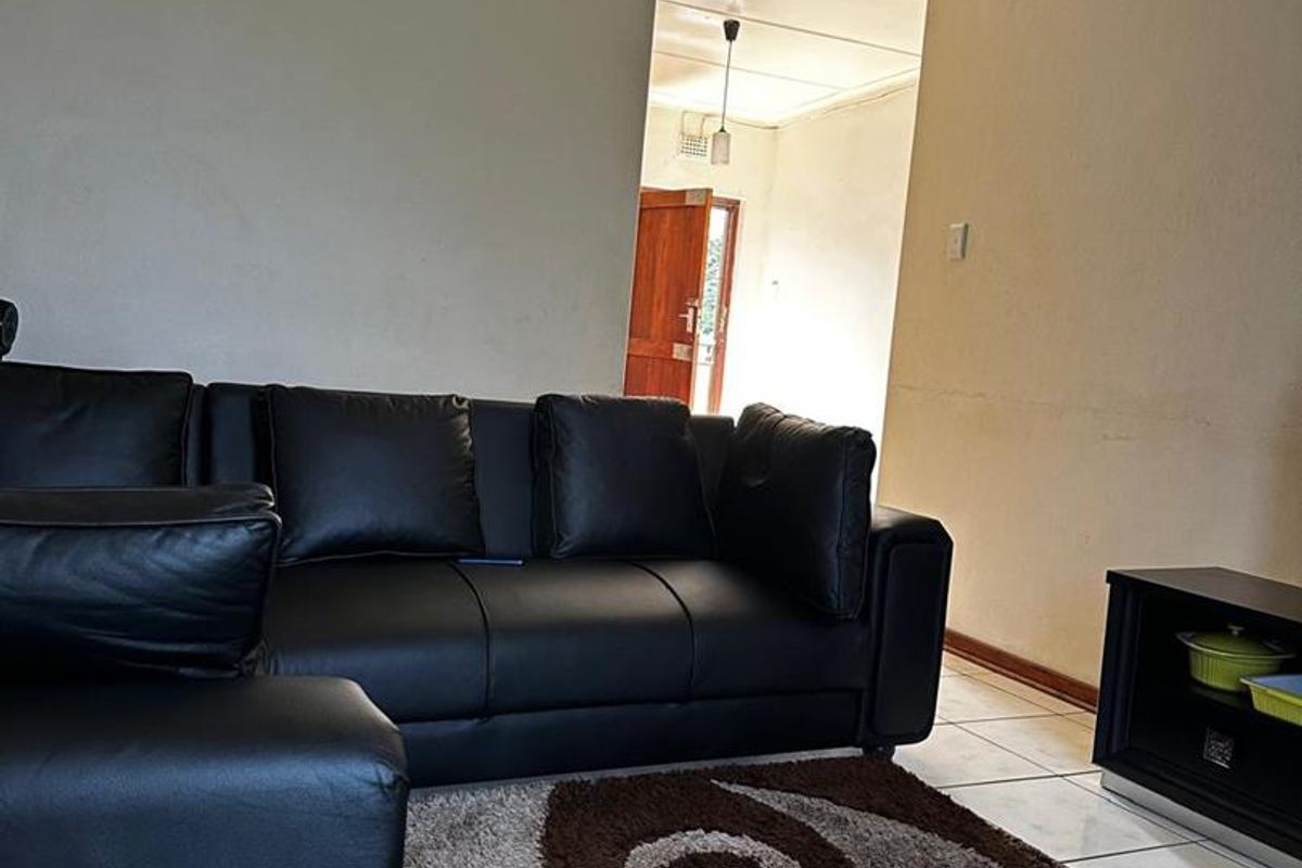 Charming 2-Bedroom Apartment in a Secure Complex - Photo 2