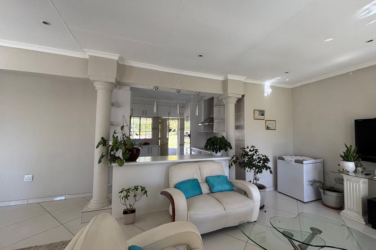 3 Bedroom House for sale in Mondeor - Photo 5