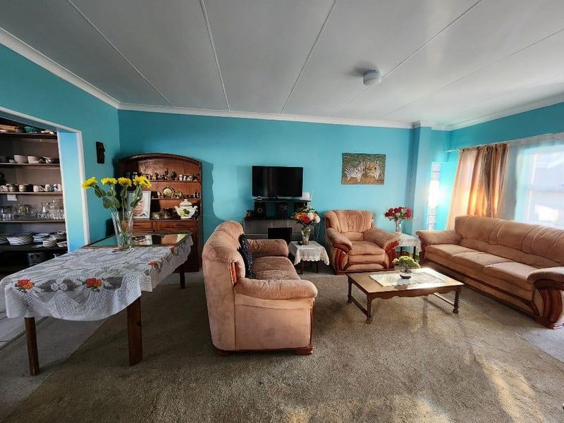 Charming 3-Bedroom Family Home with Pool in Heuwelsig - Photo 5