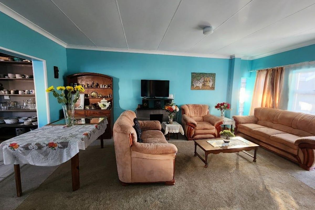 Charming 3-Bedroom Family Home with Pool in Heuwelsig - Photo 5